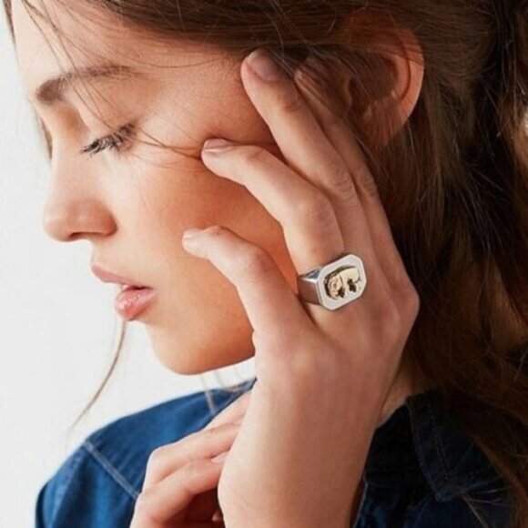 NEW Urban Outfitters Metallic Elephant Signet Ring Size 7 - Picture 2 of 6